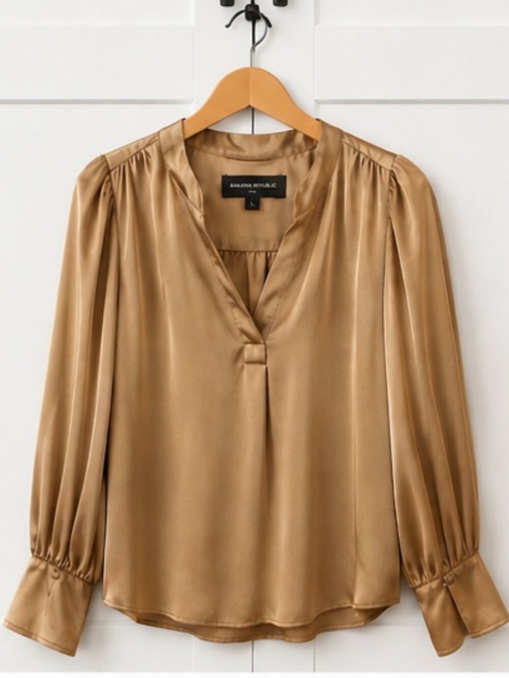 Banana Republic Gold Satin Blouse Large Long Sleeve V-Neck Career Office